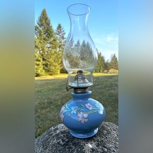 Vintage 1980 Kaadan Limited Blue Day Lily Flower Oil Parafin Lamp w/ Glass Globe